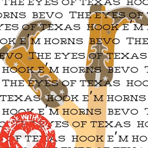 Könnte beinhalten: Ein weißer Hintergrund mit dem Text "HOOK 'EM HORNS BEVO THE EYES OF TEXAS", der mehrmals wiederholt wird. Der Text wird von einem Paar brauner Cowboystiefel überlagert. Ein roter Stempel mit einem Herzen und dem Text "MADE WITH LOVE" befindet sich in der linken unteren Ecke.