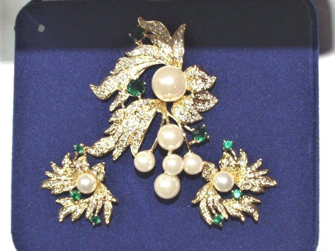 JBK Jackie Kennedy Pearl Jewelry Set: Emerald Brooch Earrings