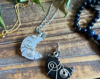 Collana con mezzaluna avvolta in filo metallico - Agata, cristalli, gioielli, ciondolo