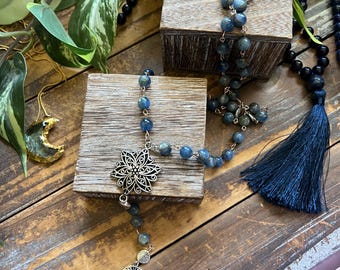 Rosario di cianite blu - Sintonizzato con il Signore Krishna - Grani da preghiera, cristalli, mala, gioielli, collana