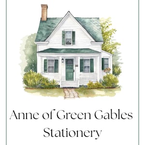 Op de afbeelding: Waterverfillustratie van een wit huis met groene luiken en een groen dak. Het huis heeft een bakstenen schoorsteen en een kleine veranda. De tekst "Anne of Green Gables Stationery" staat eronder.