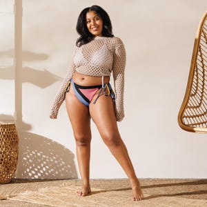 Bas de maillot de bain violet à imprimé abstrait, Bas de bikini en string recyclé à imprimé intégral