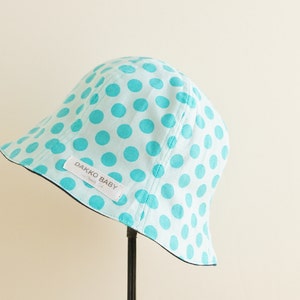 Chapeau de soleil pour bébé, chapeau d'été pour bébé, chapeau de soleil neutre à pois bleu aqua, chapeau d'été réversible, chapeau d'été pour tout-petit sur commande image 1