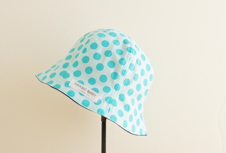 Chapeau de soleil pour bébé, chapeau d'été pour bébé, chapeau de soleil neutre à pois bleu aqua, chapeau d'été réversible, chapeau d'été pour tout-petit sur commande image 1