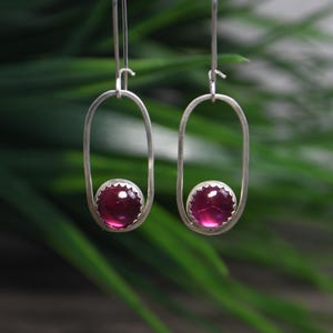 Robijnrode edelsteenoorbellen: hangend, sterlingzilver