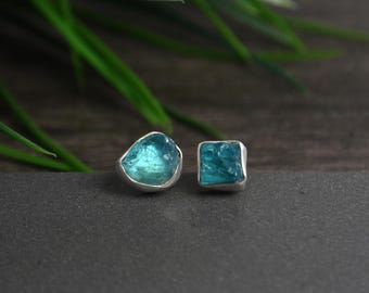 Clous d'oreilles en apatite brute, couleur bleu néon, pierres précieuses brutes naturelles, argent fin, clous d'oreilles