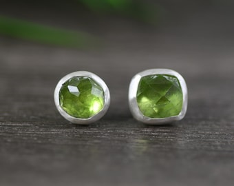 Puces d'oreilles péridot, argent sterling, pierres précieuses naturelles sur tige