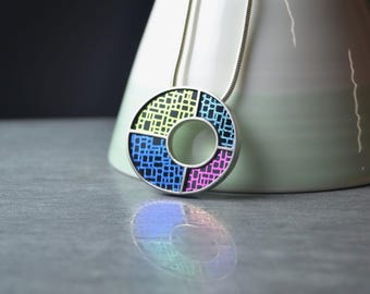 Pendentif tendance contemporain sophistiqué, argent sterling et verre artistique à motifs