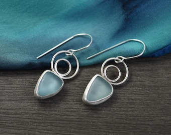 Boucles d'oreilles en verre de mer, style pendant, couleurs bleu ciel, argent sterling