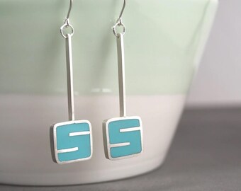 Boucles d'oreilles modernistes en résine turquoise : boucles d'oreilles pendantes en argent fin