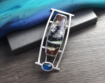 Broche en bois opalisé avec pierre précieuse de cyanite, argent sterling, design contemporain, broche unique en son genre