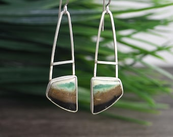 Boucles d'oreilles pendantes en bois opalisé : argent sterling, couleurs terre
