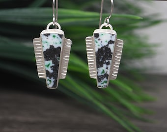 Boucles d'oreilles pendantes en bois opalisé : argent sterling, couleurs vert menthe et noir