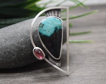 Broche en bois opalisé avec tourmaline, argent sterling, design contemporain, broche unique en son genre