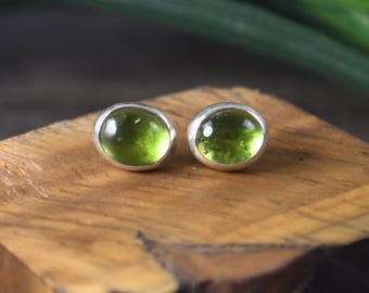 Puces d'oreilles péridot, argent sterling, pierres précieuses naturelles sur tige