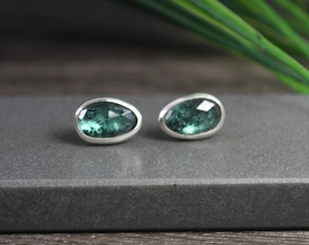 Clous d'oreilles en cyanite : couleur vert forêt, argent fin, clous d'oreilles en pierres précieuses