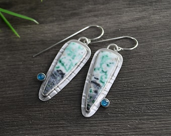 Boucles d'oreilles pendantes en bois opalisé : argent sterling, couleurs vert menthe et gris