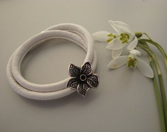 Pulsera de piel de cordero blanca con el encanto de flor