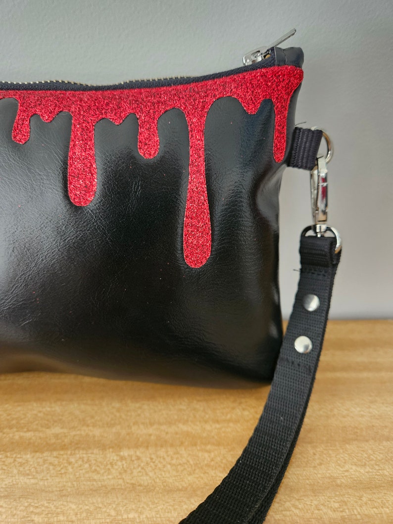 Bolso de Halloween con salpicaduras de sangre, embrague, pulsera, espeluznante, vinilo brillante, vinilo brillante, película de terror, espeluznante, regalo para amantes de Halloween imagen 5