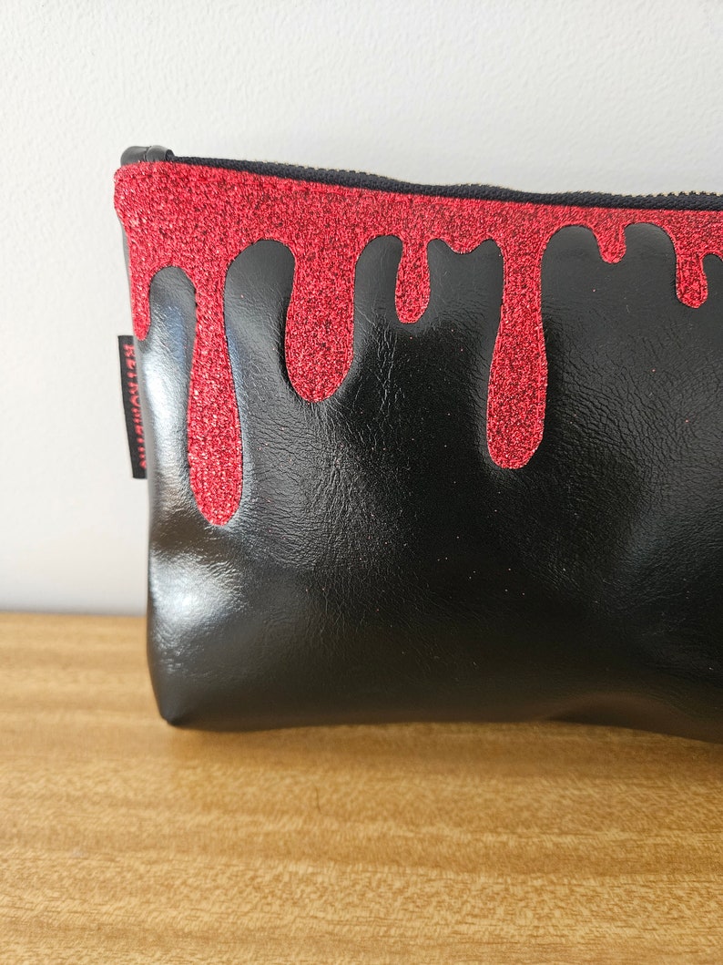 Bolso de Halloween con salpicaduras de sangre, embrague, pulsera, espeluznante, vinilo brillante, vinilo brillante, película de terror, espeluznante, regalo para amantes de Halloween imagen 4