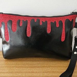 Bolso de Halloween con salpicaduras de sangre, embrague, pulsera, espeluznante, vinilo brillante, vinilo brillante, película de terror, espeluznante, regalo para amantes de Halloween imagen 3