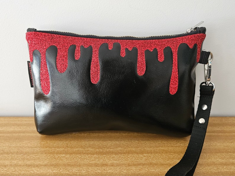 Bolso de Halloween con salpicaduras de sangre, embrague, pulsera, espeluznante, vinilo brillante, vinilo brillante, película de terror, espeluznante, regalo para amantes de Halloween imagen 3