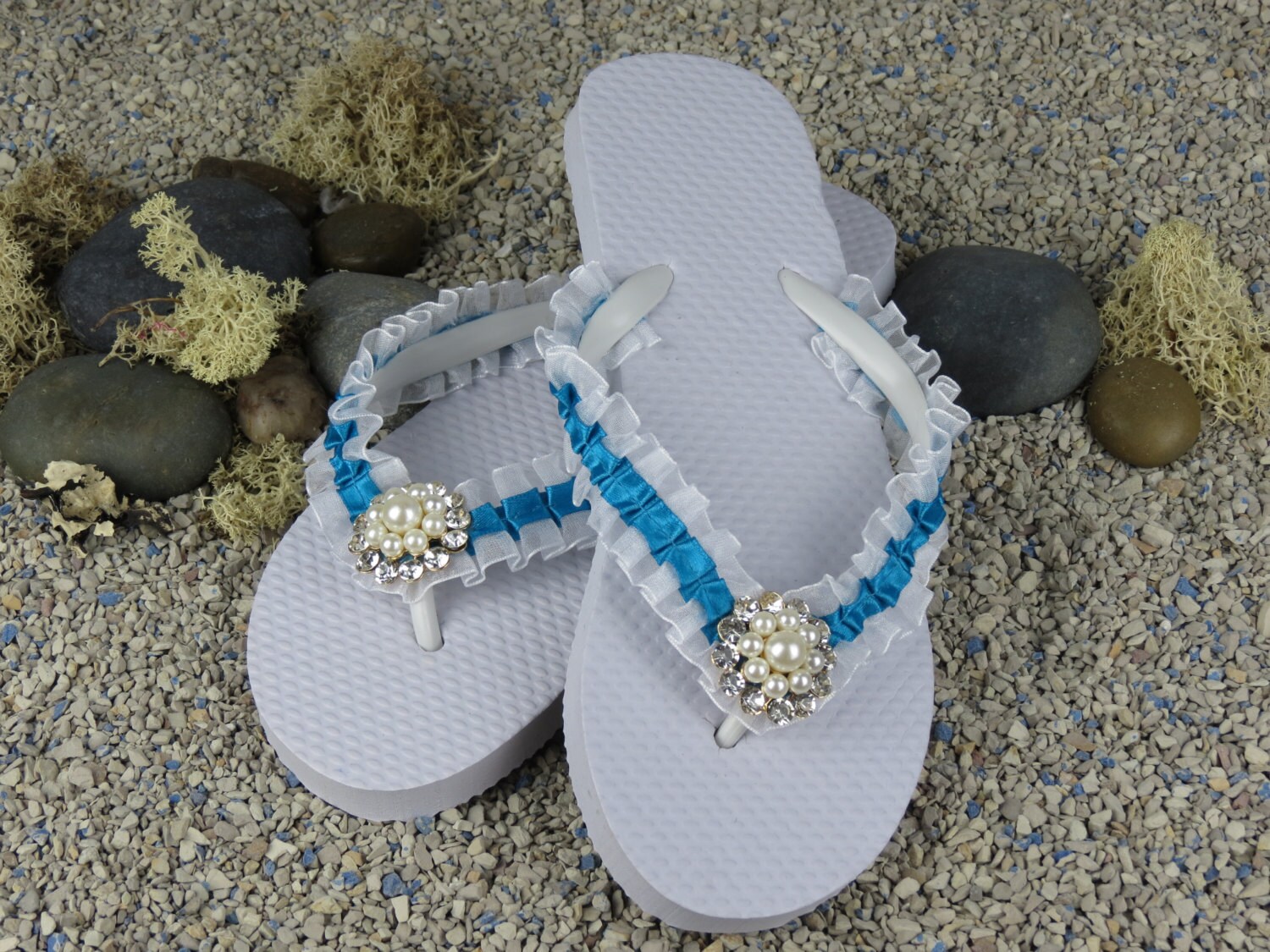 khaki flipflops