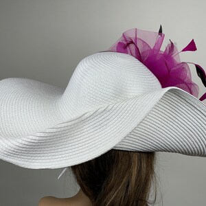 Pièce de tête de mariage église rose blanc Kentucky Derby cocktail mariée chapeau femme chapeau d'été à bord large image 5