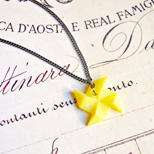 Collier moulinet jaune plié façon origami en pâte polymère - collier origami, collier pâte polymère, collier moulin, collier moulinet