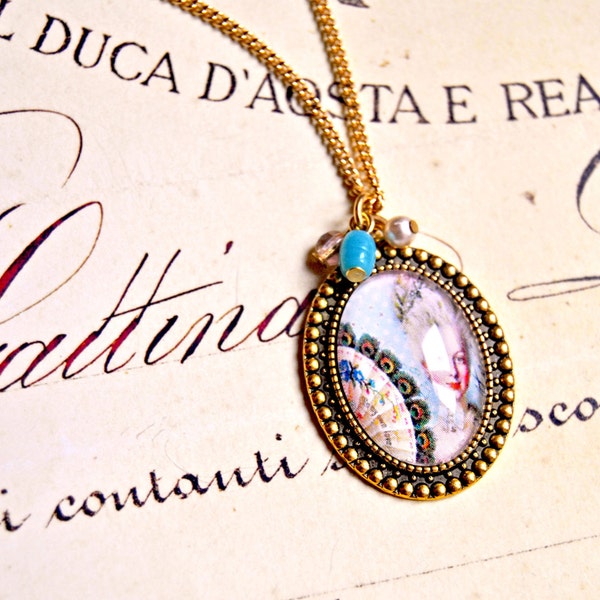 Collier d'inspiration vintage pendentif cabochon en verre illustré "Marie-Antoinette" - sautoir vintage, bijoux français, bijoux cabochon