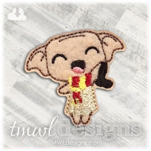 Może przedstawiać: Haftowany znaczek przedstawiający uśmiechniętego brązowego elfa domowego w czerwono-żółtej szaliku. Elf trzyma czarną różdżkę w prawej ręce.