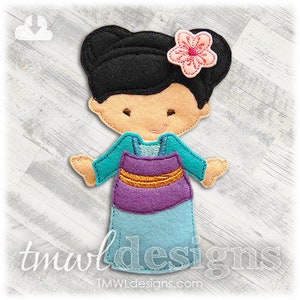 Pode incluir: Uma aplicação de feltro de uma menina usando um vestido azul e roxo com uma faixa amarela e uma flor rosa no cabelo.