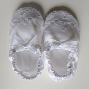 Reborn/Baby White Cotton Eyelet  Infant Christening/Special Occasion Shoes/Booties Size 0-9 Months