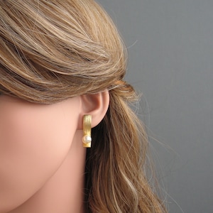 Swarovski Pearl Stud Earrings: Gold Plated, Cream or Black Pearls