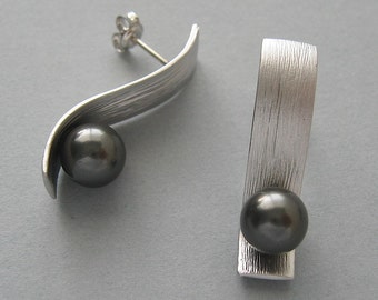 Genuine Swarovski pearl earrings. Black Swarovski pearls earrings in Rhodium plated. Black pearl earrings. Stud earrings. For her - CB176