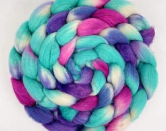 Handgefärbte, gekämmte Kammzugwolle der Rasse Blue Faced Leicester (BFL) zum Spinnen oder Filzen, Farbe: Rosa und Iris in Aquamarin, 113 g (4 oz). Versandfertig.