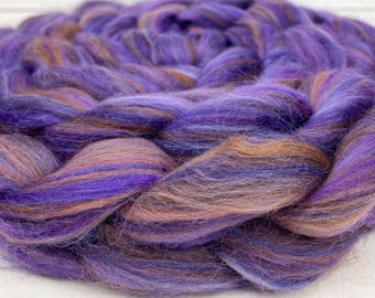 Spezielle Garnmischung „Tonales Lila“, gekämmte Oberseite aus 100 % Merinowolle, ideal zum Handspinnen oder Filzen; 113 g. Sofort versandfertig!