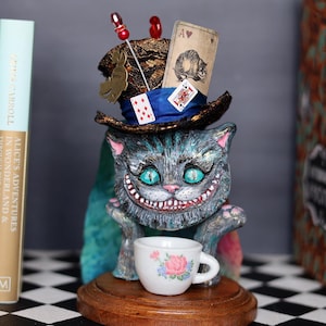 Hand-Sculpted Cheshire Cat Figurine: Wonderland Collector&#39;s Decor