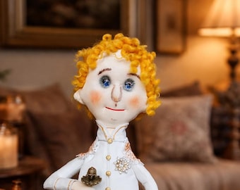 Handgefertigte Stofffigur Napoleon – Textilkunstpuppe, Stoffdekoration, Dekoration im Vintage-Stil, einzigartiges handgefertigtes Geschenk, weiche Skulptur (24 cm)