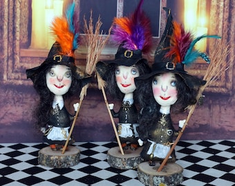 Muñeca de trapo de bruja de Halloween hecha a mano: divertida obra de arte textil.