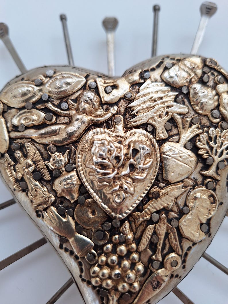 Exvoto del Sagrado Corazón: Corazón de Madera Milagros de Plata con Clavos, Decoración de Pared, San Valentín imagen 3