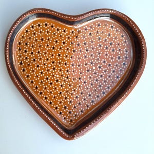 Bandeja para botanas/servicio de barro sin plomo en forma de corazón, pintada a mano por maestros artesanos de Michoacán, técnica Barro Capuleado, color mostaza