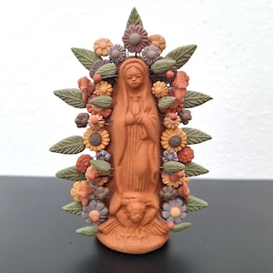Pequeña estatua de barro policromada de la Virgen de Guadalupe hecha a mano, decoración religiosa, arte popular mexicano, regalo para mamá, ella, maestra, mejor amiga
