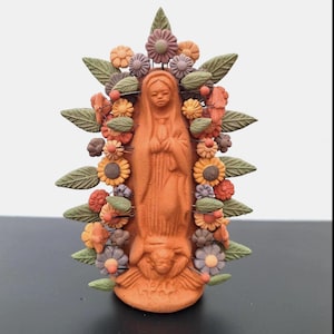 Puede incluir: Un letrero de madera rústica con la frase "Welcome to our home" en letras blancas. El letrero presenta un acabado envejecido y un diseño sencillo y acogedor.