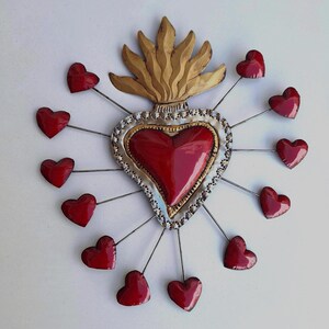 Sagrado Corazón Rojo Estrellado Artesanal con Halo Dorado, Corazones Milagro de Arte Popular, Decoración de Pared con Forma de Corazón, Arte Popular Mexicano, Tapiz, Regalo para Mamá