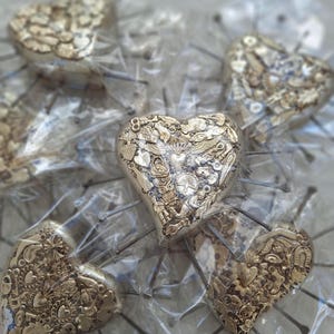 Exvoto del Sagrado Corazón: Corazón de Madera Milagros de Plata con Clavos, Decoración de Pared, San Valentín imagen 11