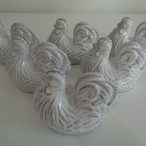 Portatarjetas de mesa de cerámica con forma de gallo, terracota esmaltada, figuras de gallo francés blanco, mesa de granja, bodas, Acción de Gracias, juego de 4