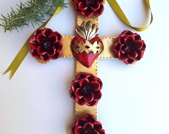 Cruz de hojalata hecha a mano con corazón de Milagro y rosas, decoración de pared en oro y rojo.