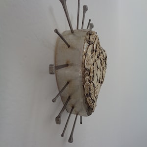 Exvoto del Sagrado Corazón: Corazón de Madera Milagros de Plata con Clavos, Decoración de Pared, San Valentín imagen 6