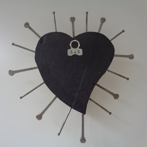 Exvoto del Sagrado Corazón: Corazón de Madera Milagros de Plata con Clavos, Decoración de Pared, San Valentín imagen 10